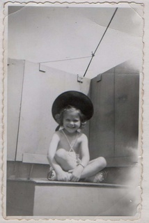 Cette photo, en grand dans ma chambre quand j'étais petite m'a donné de terribles cauchemars, je tombais dans la mer...