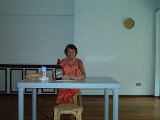 Partout le premier achat: la table en plastique qui ira dans le jardin par la suite et sur laquelle nous mangerons jusqu'au dernier jour.