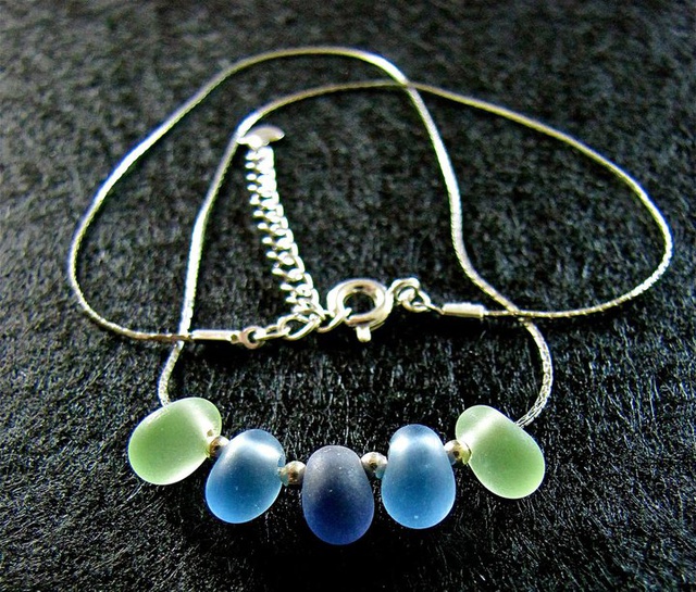 Des gouttes d'espoir pour orner le cou, créé par <a href="http://www.tweet.fr/">Tweet</a>